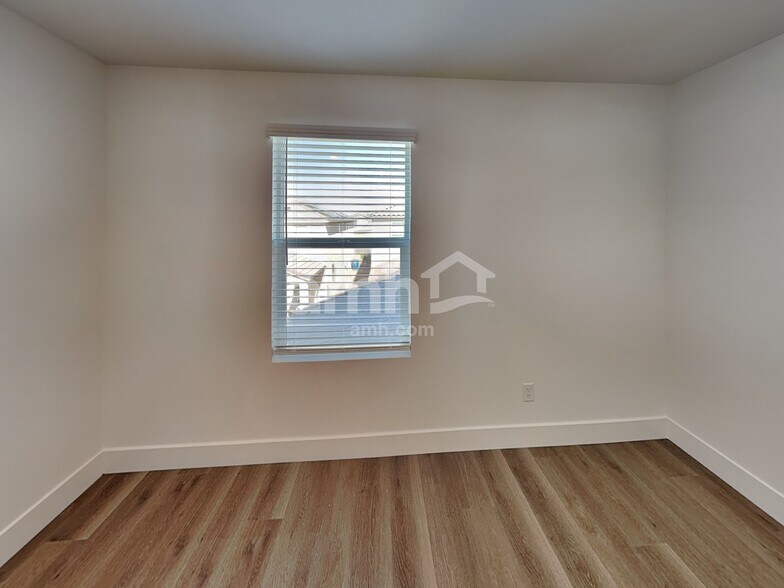 Building Photo - 5864 Vaes Dothrak St