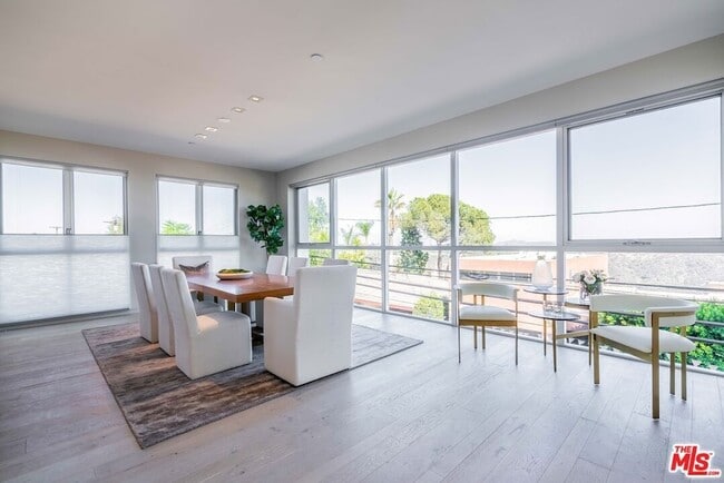 Building Photo - 2391 Roscomare Rd