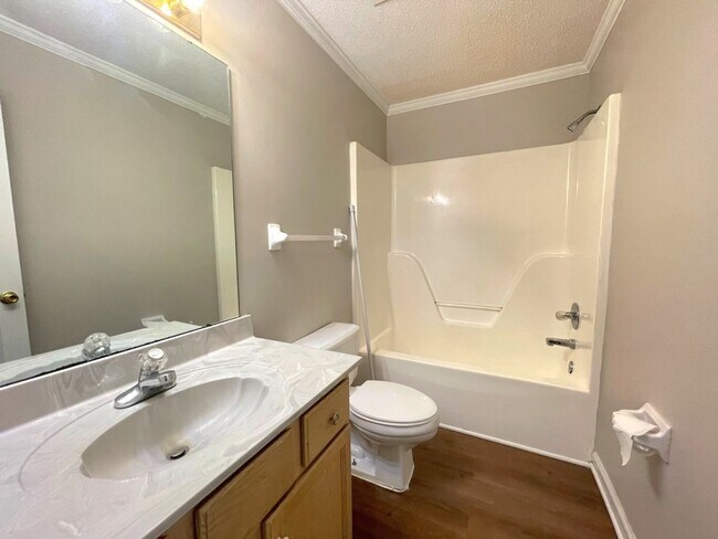 Building Photo - MOVE IN TODAY!