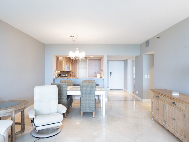 Building Photo - One of Longboat Key’s premier waterfront c...