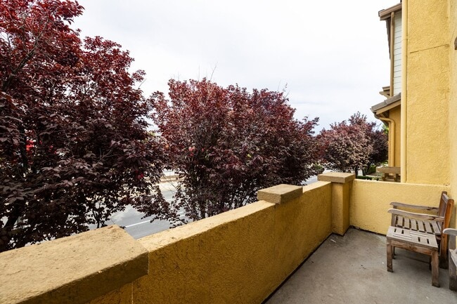 Building Photo - Beautiful 3 bedroom townhouse that is conveniently located