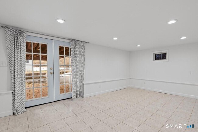 Building Photo - 83 Meadowbrook Rd