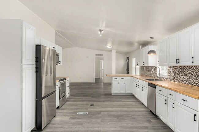 Building Photo - 1.25 Acre 5 Bedroom 3 Bathroom Horse Property in Florence!