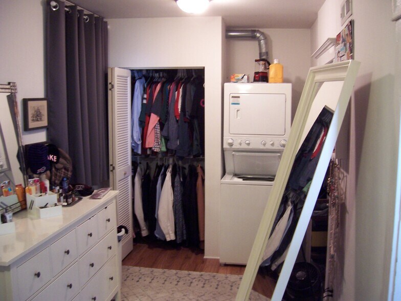 Bed closet/WD/large dresser - 1648 W Barry Ave