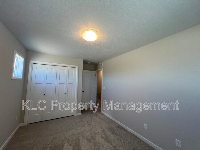 Building Photo - 601 Hart Ln