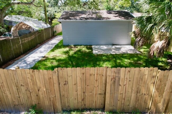 Building Photo - 4 Bedroom / 2 Bath House
