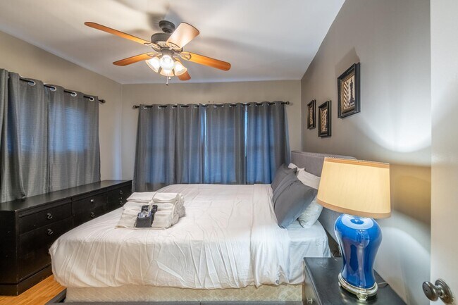 Building Photo - 902 Marquette Ave NW