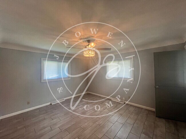 Building Photo - "Charming 4-Bedroom Washington Local Gem w...