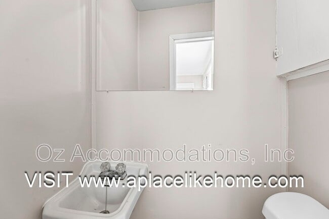 Building Photo - 515 E Sheridan St