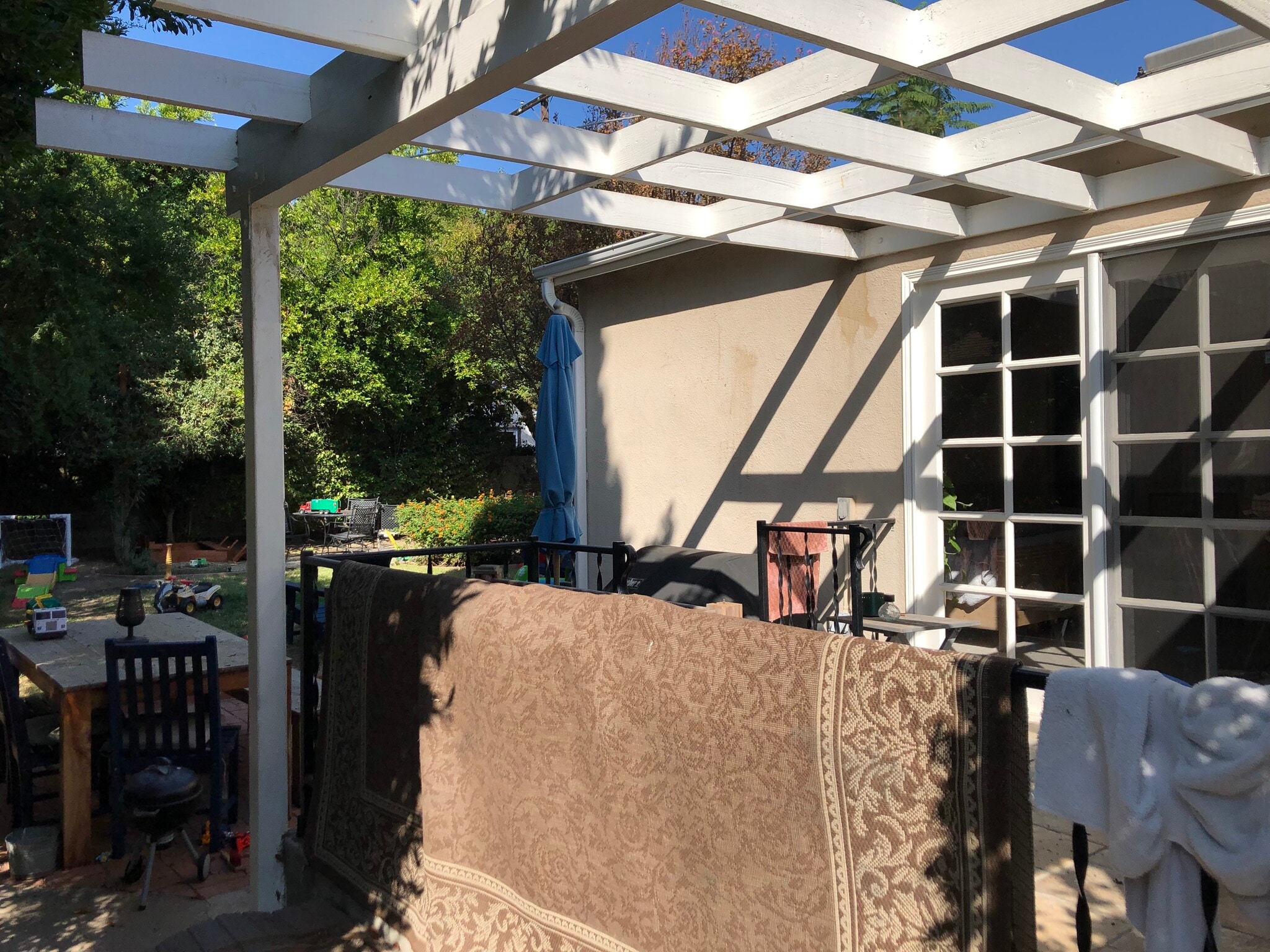 Side of House/Patio - 5507 Noble Ave