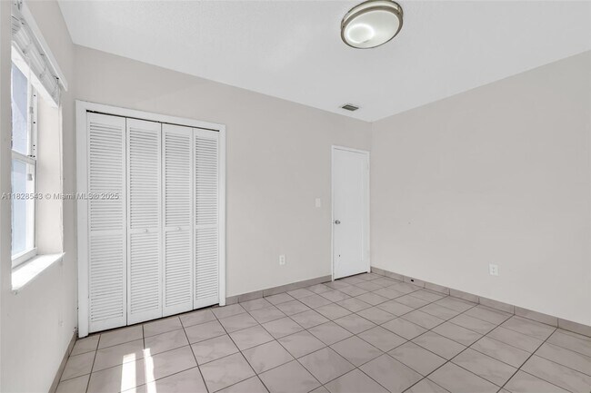 Building Photo - 3762 SW 27th St