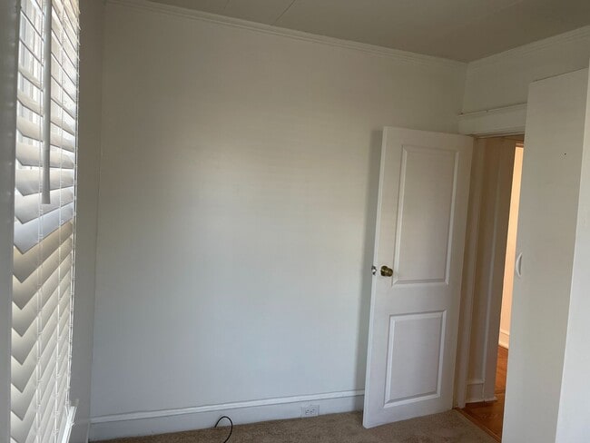 Building Photo - Charming older home close to downtown!