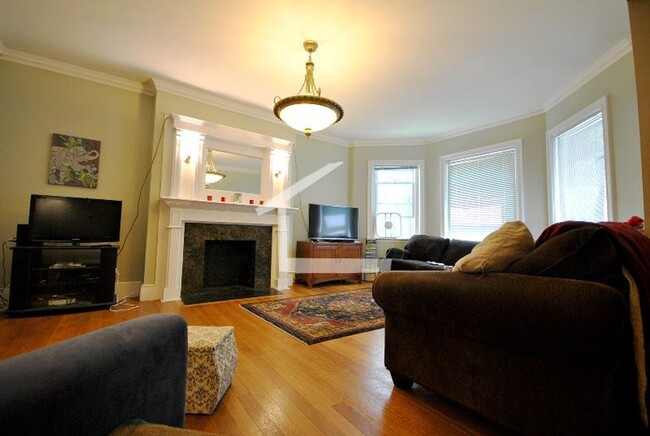 Building Photo - Large 3 bed in Brookline