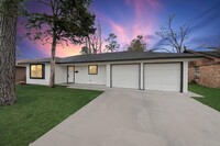 Building Photo - Great 3/2 in Houston