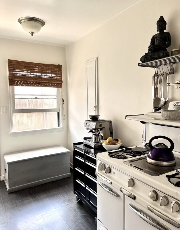 Building Photo - 1147 Van Buren Ave