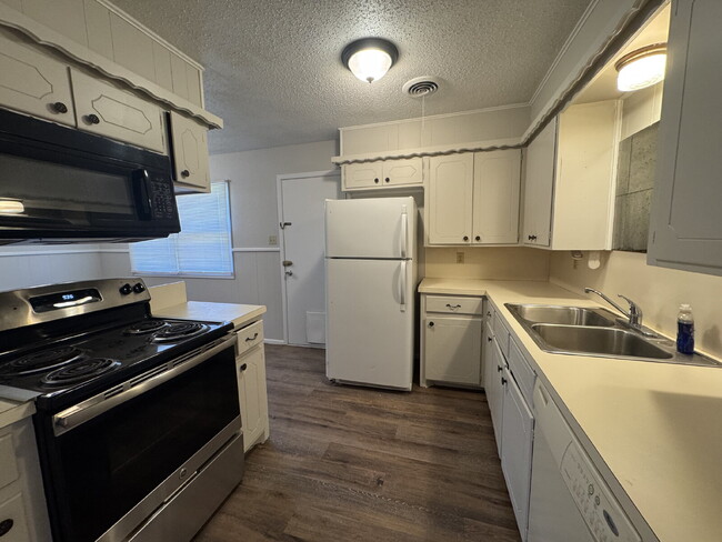 Building Photo - Newly updated, spacious 2 bedroom - Half o...