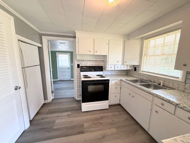 Building Photo - House in Benton