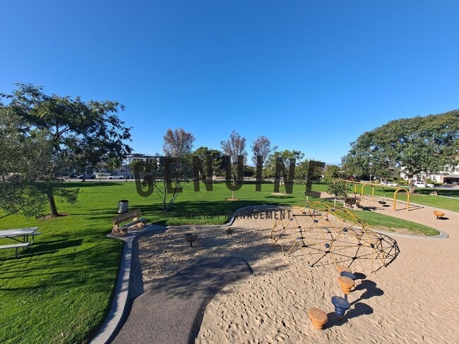 Building Photo - Beautiful Two-Level 5Bd 3.5Ba Home in Newport Beach