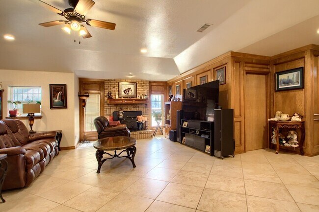 Building Photo - 1590 Gravel Cir N