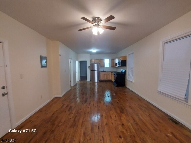 Building Photo - 309 7th Ave W