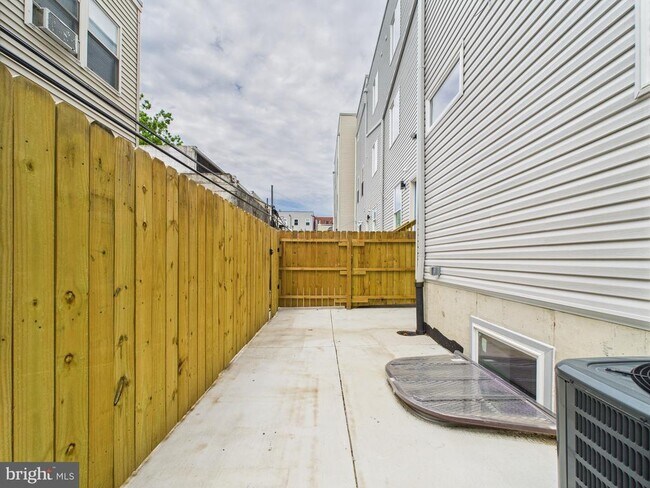 Building Photo - 1326 Grove St