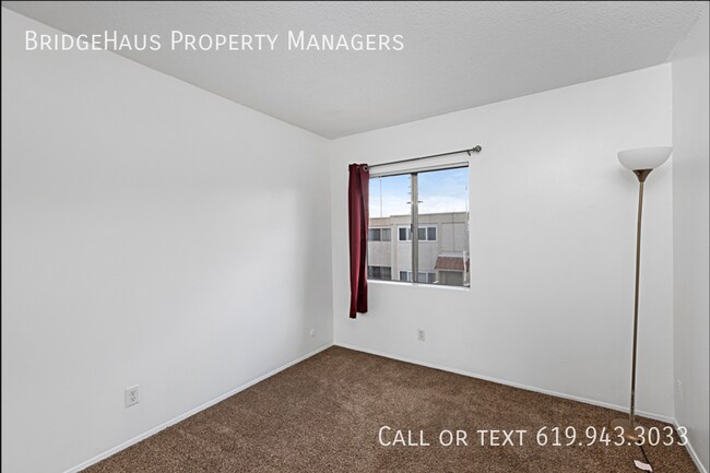 Building Photo - Make This 2 Bedroom Unit In Sunny Lakeside...