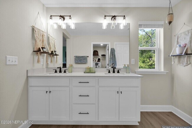 Building Photo - 409 Honeycomb Trl