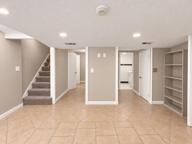 Building Photo - 720 Ranch Hill Dr
