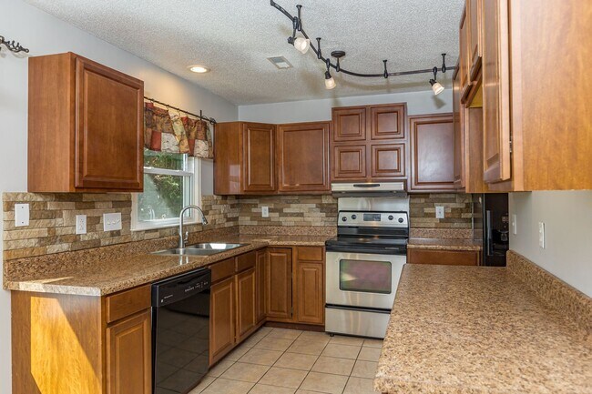 Building Photo - Immaculate updated 2 story 3 bedroom 2.5 bathroom house in the Briarwood area Greensboro