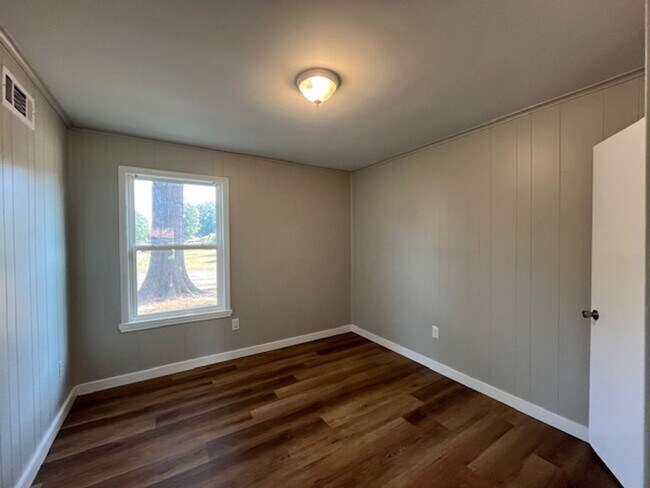 Building Photo - Renovated 3 Bedroom 1.5 Bath Home for Rent!