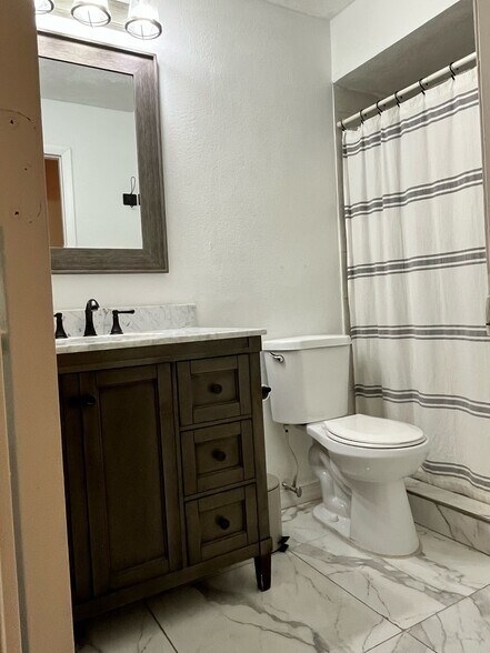 Building Photo - 111 Rosewood Ct