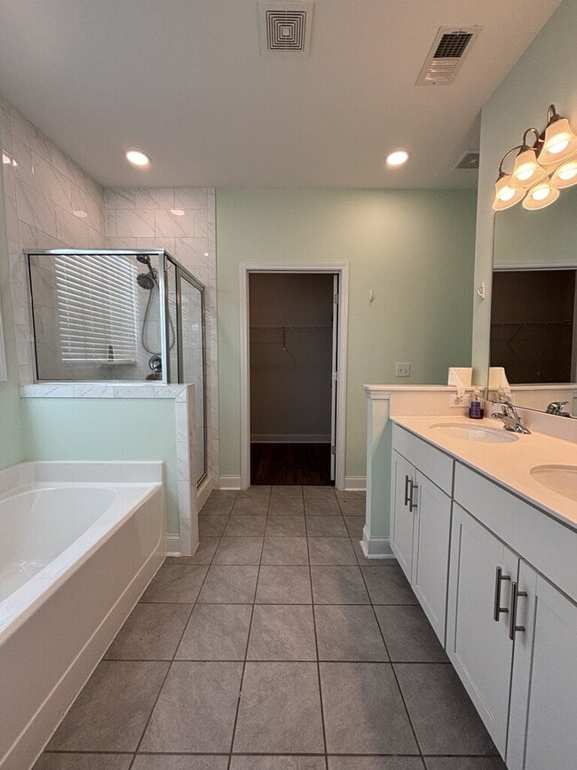 Building Photo - 608 Ravensridge Ln