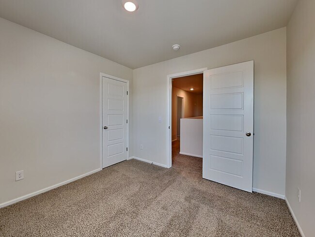 Building Photo - 529 St Charles Pl