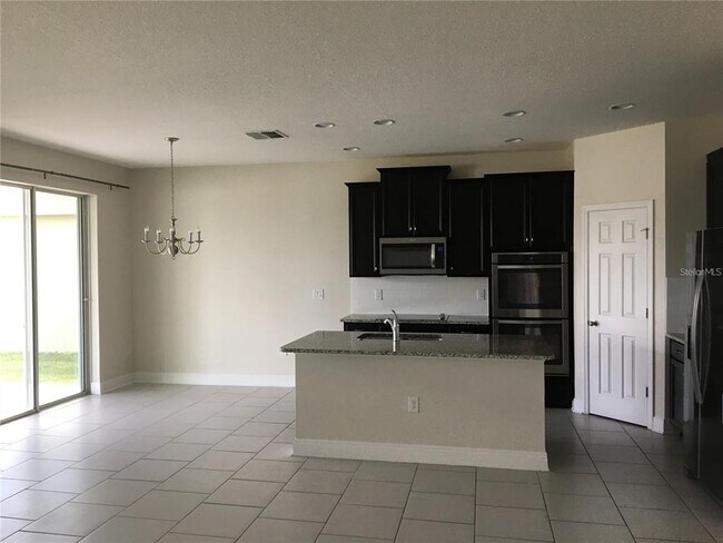 Building Photo - 2510 Sanderling St