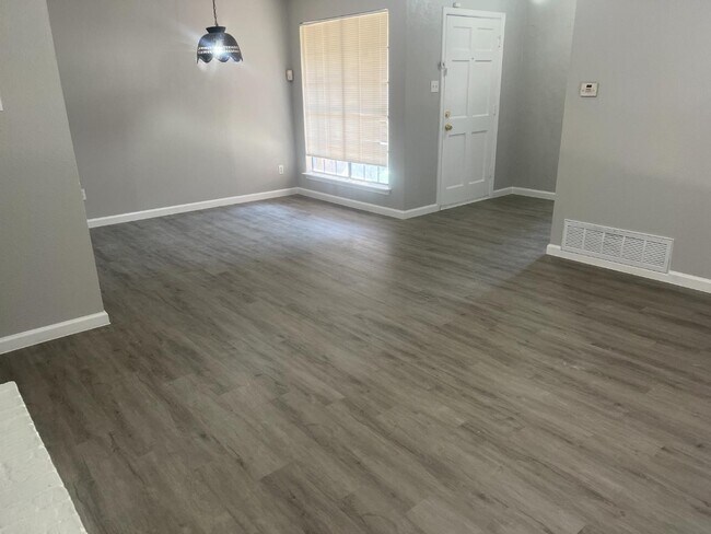 Building Photo - 119-121 Wildwood Dr