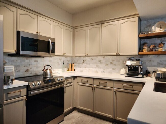 Building Photo - Luxurious condo in Tampa Palms
