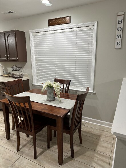 Building Photo - 1642 Thompson Dr