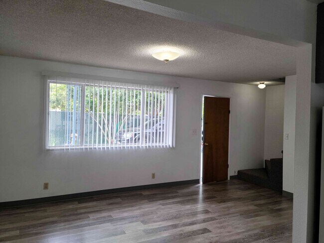 Building Photo - Centrally Located 2 Bedroom Townhouse