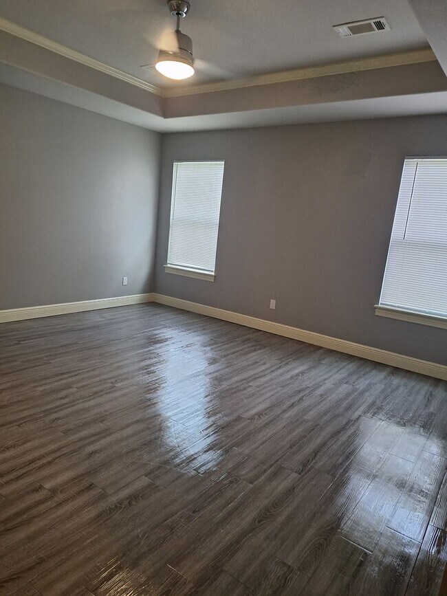 Building Photo - 3 bedroom Duplex