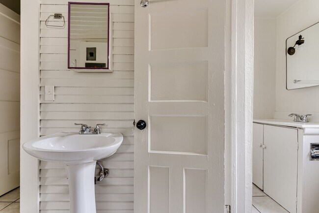 Building Photo - 4 Bedroom Ground Floor Apartment in Westside Neighborhood