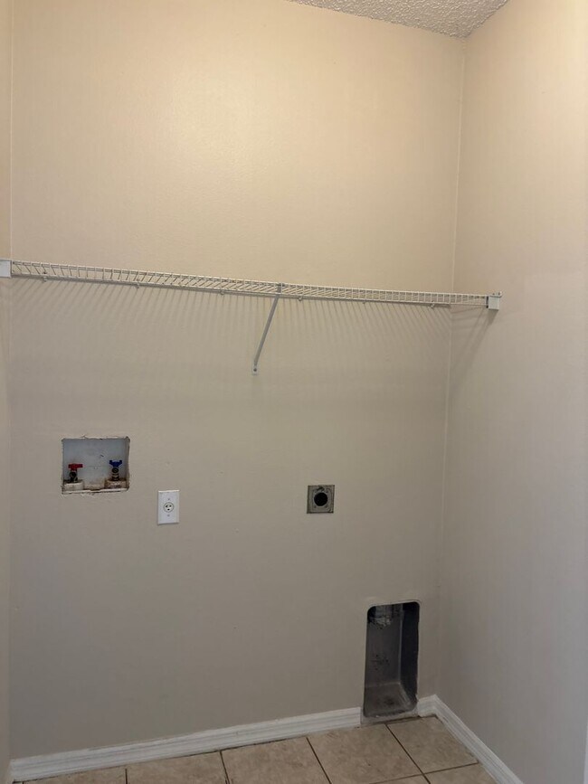Building Photo - Spacious 4-Bedroom, 2-Bathroom Home for Re...