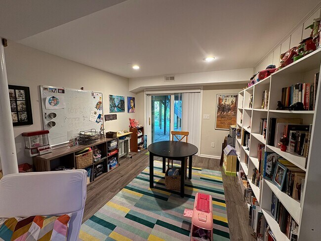 Building Photo - Fantastic 5 Bed 3 Bath Single Family Home ...