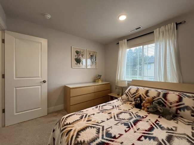 Building Photo - Open Concept 4BR Home with Island Seating, Loft & Spacious Living Room