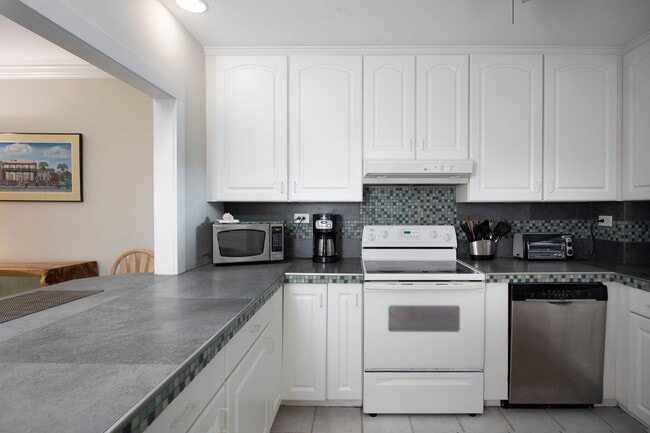 Building Photo - 1 Bedroom 1 Bathroom Furnished Condo pool view- 6 month Lease