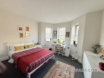 Building Photo - 829 Beacon St