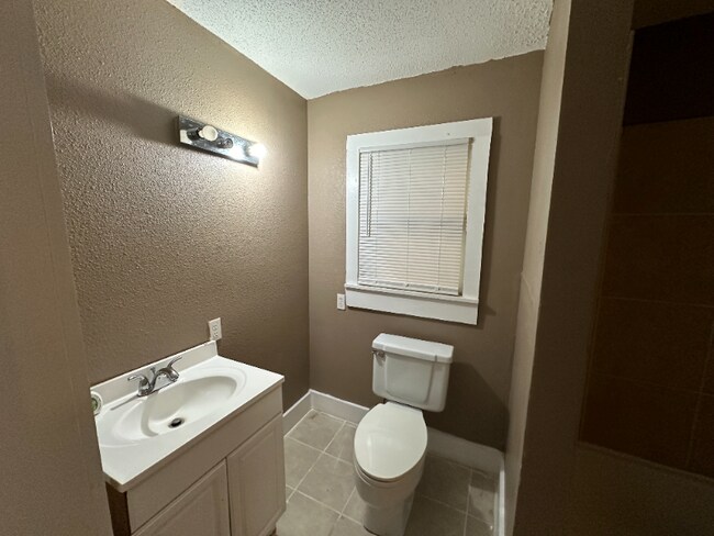 Building Photo - 1405 Pine St