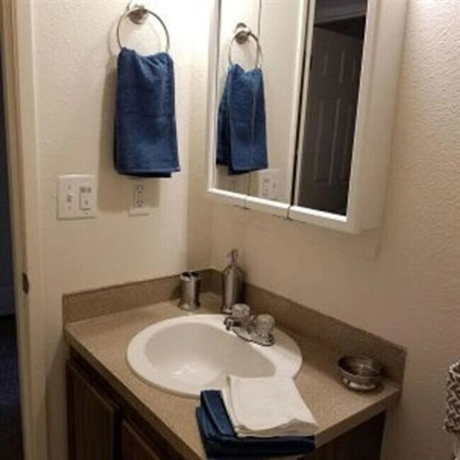 Building Photo - Ground-Level Apartment Available Now at Sunset Villa!
