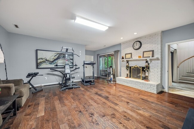 Building Photo - Gorgeous, Fully furnished 3 Bed 3.5 bath h...