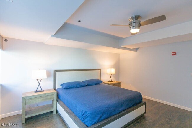 Building Photo - 701 W Lakeside Ave