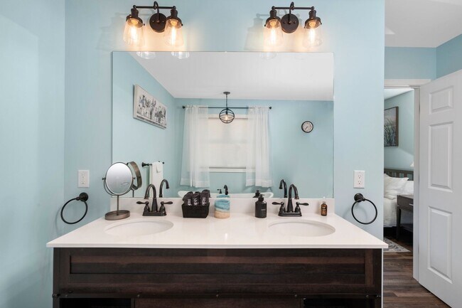 Building Photo - Tranquil Waters - Furnished Monthly Rental
